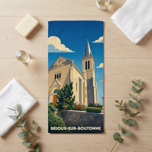 Serviette de bain souvenir de Brioux-sur-Boutonne avec une illustration stylisée de son église.
