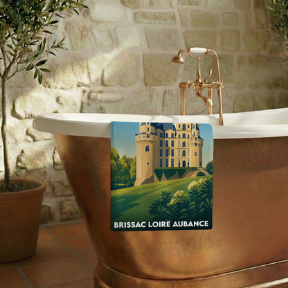 Serviette de bain souvenir de Brissac Loire Aubance avec une illustration stylisée de son château.
