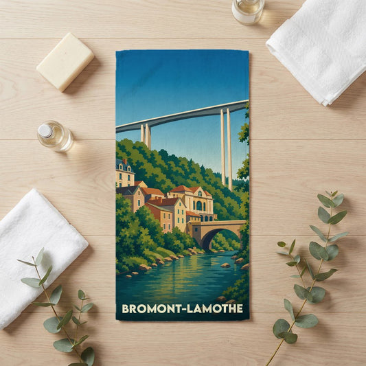 Serviette de bain souvenir de Bromont-Lamothe avec une illustration stylisée d'un viaduc et d'un village.