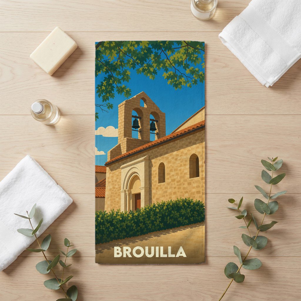 Serviette de bain souvenir de la ville de Brouilla avec une illustration stylisée de son église romane.