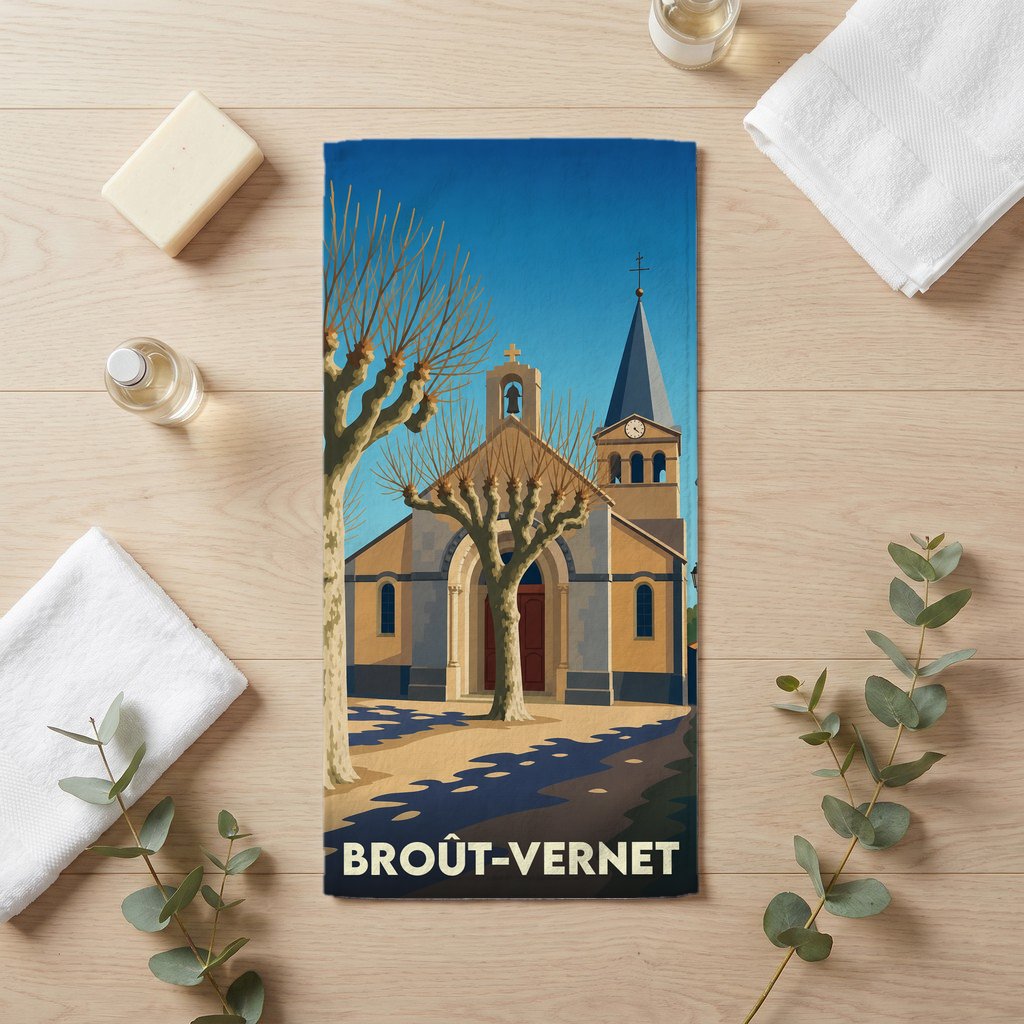 Serviette de bain souvenir de la ville de Broût-Vernet avec une illustration stylisée de son église.