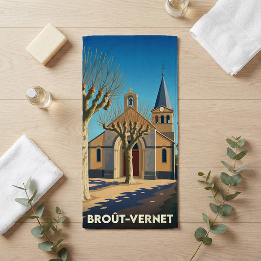 Serviette de bain souvenir de la ville de Broût-Vernet avec une illustration stylisée de son église.