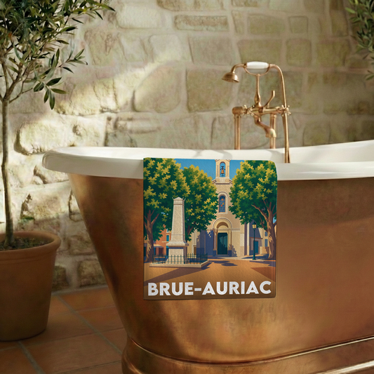 Serviette de bain souvenir de la ville de Brue-Auriac avec une illustration stylisée.