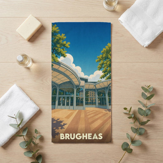 Serviette de bain souvenir de la ville de Brugheas avec une illustration stylisée.