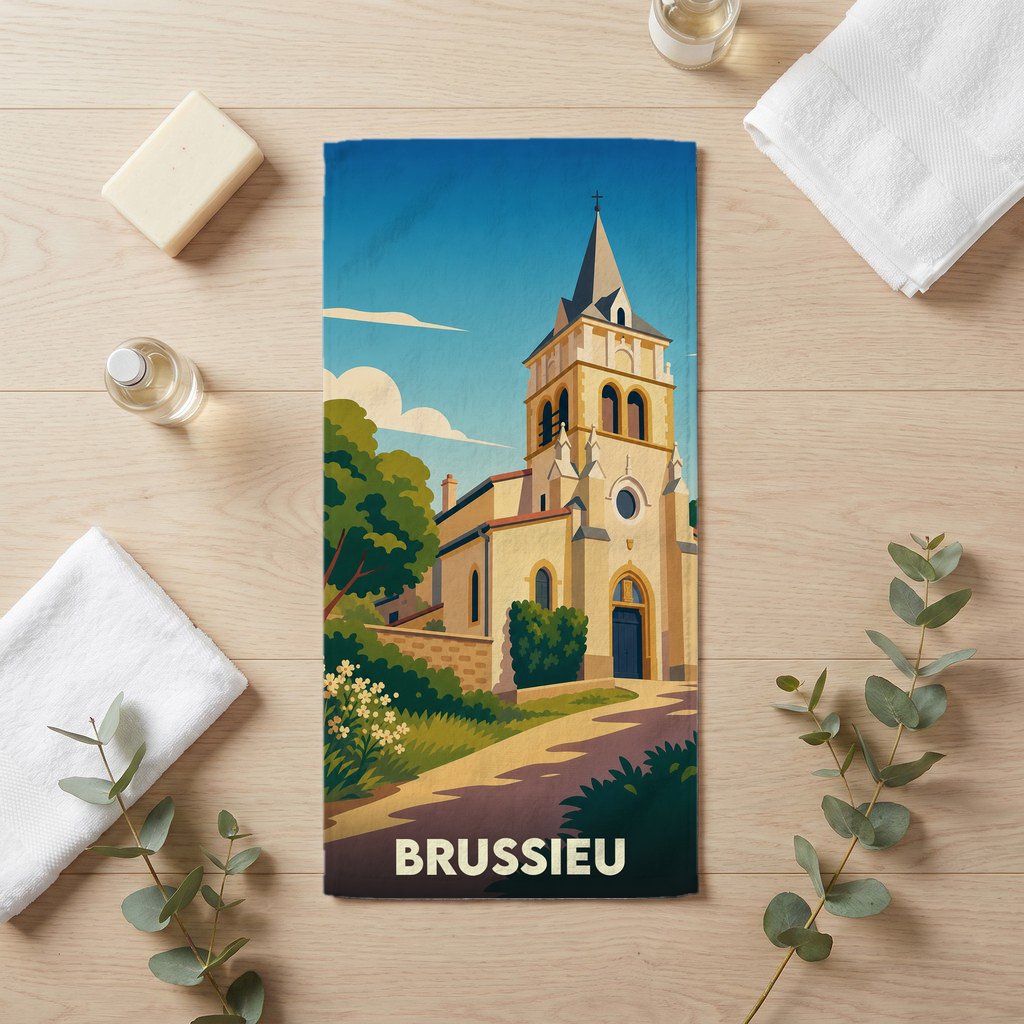 Serviette de bain souvenir de la ville de Brussieu avec une illustration stylisée d'une église.