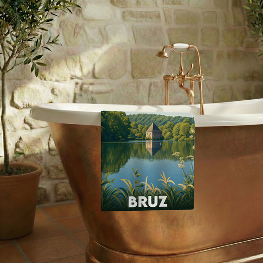 Serviette de bain souvenir de la ville de Bruz avec une illustration stylisée.