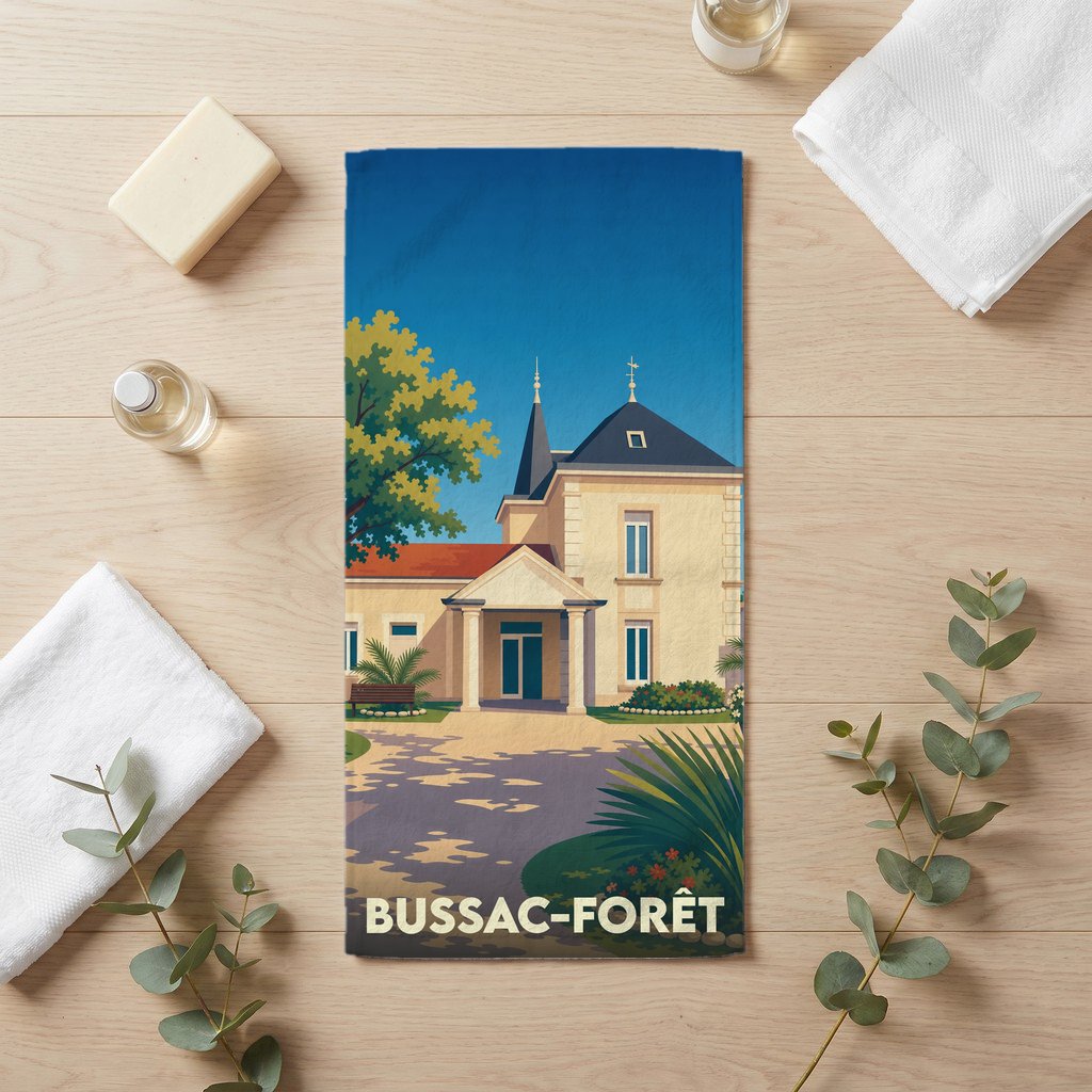 Serviette de bain souvenir de Bussac-Forêt avec une illustration stylisée de la mairie.