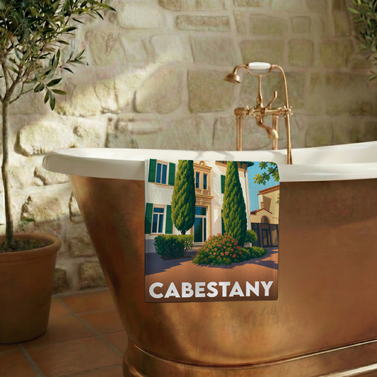 Serviette de bain souvenir de la ville de Cabestany avec une illustration stylisée.