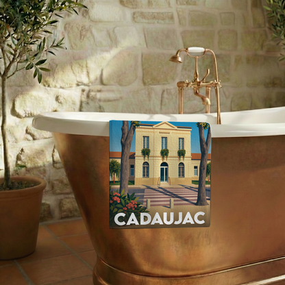 Serviette de bain souvenir de la ville de Cadaujac avec une illustration stylisée.