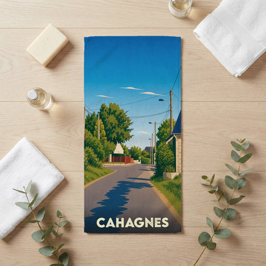 Serviette de bain souvenir de la ville de Cahagnes avec une illustration stylisée d'une rue ensoleillée.