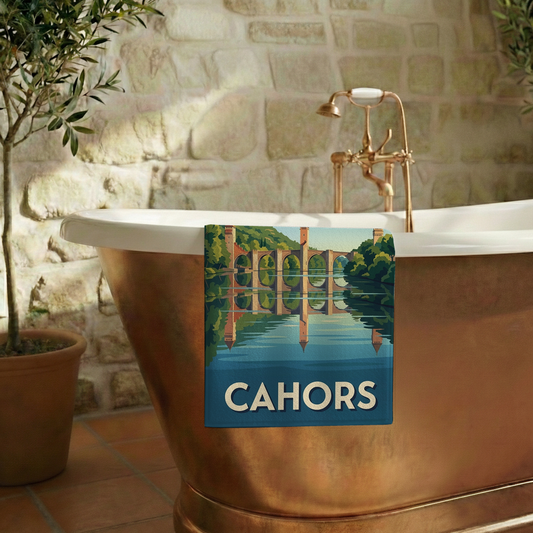 Serviette de bain souvenir de la ville de Cahors avec une illustration stylisée.