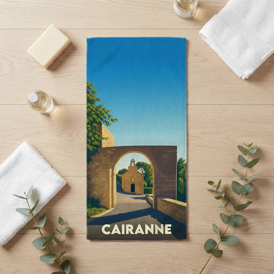 Serviette de bain souvenir de la ville de Cairanne avec une illustration stylisée d'un passage voûté.