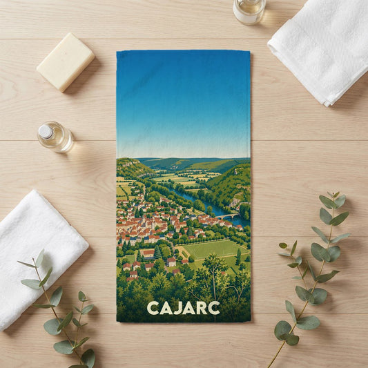 Serviette de bain souvenir de la ville de Cajarc avec une illustration de paysage panoramique.