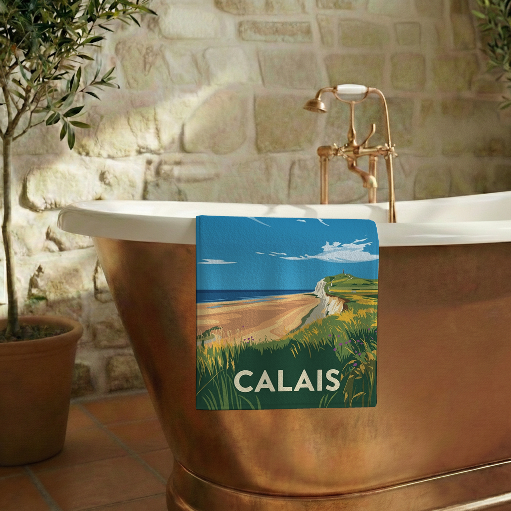 Serviette de bain souvenir de la ville de Calais avec une illustration stylisée de son paysage côtier.