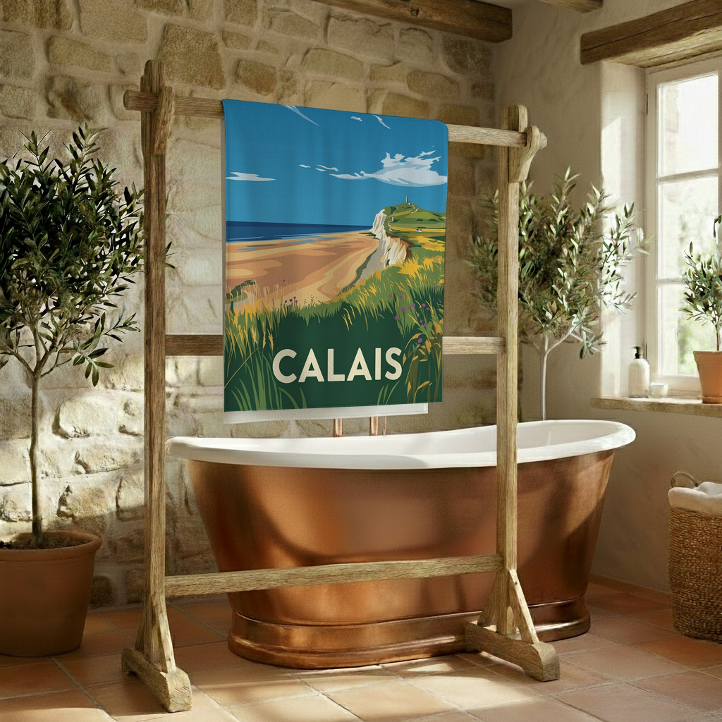 Serviette de bain souvenir de la ville de Calais avec une illustration stylisée d'un paysage côtier.