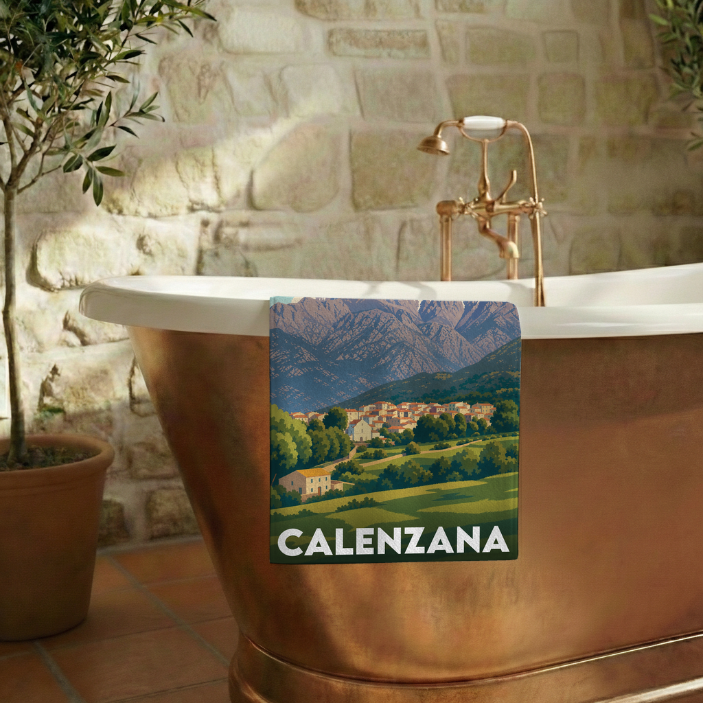 Serviette de bain souvenir de la ville de Calenzana illustrée d'un paysage stylisé de village et de montagnes.