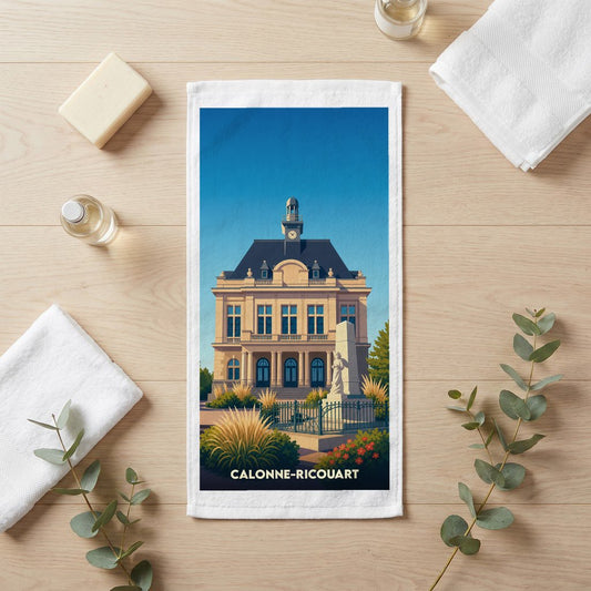 Serviette de bain souvenir de la ville de Calonne-Ricouart avec une illustration stylisée de son hôtel de ville.