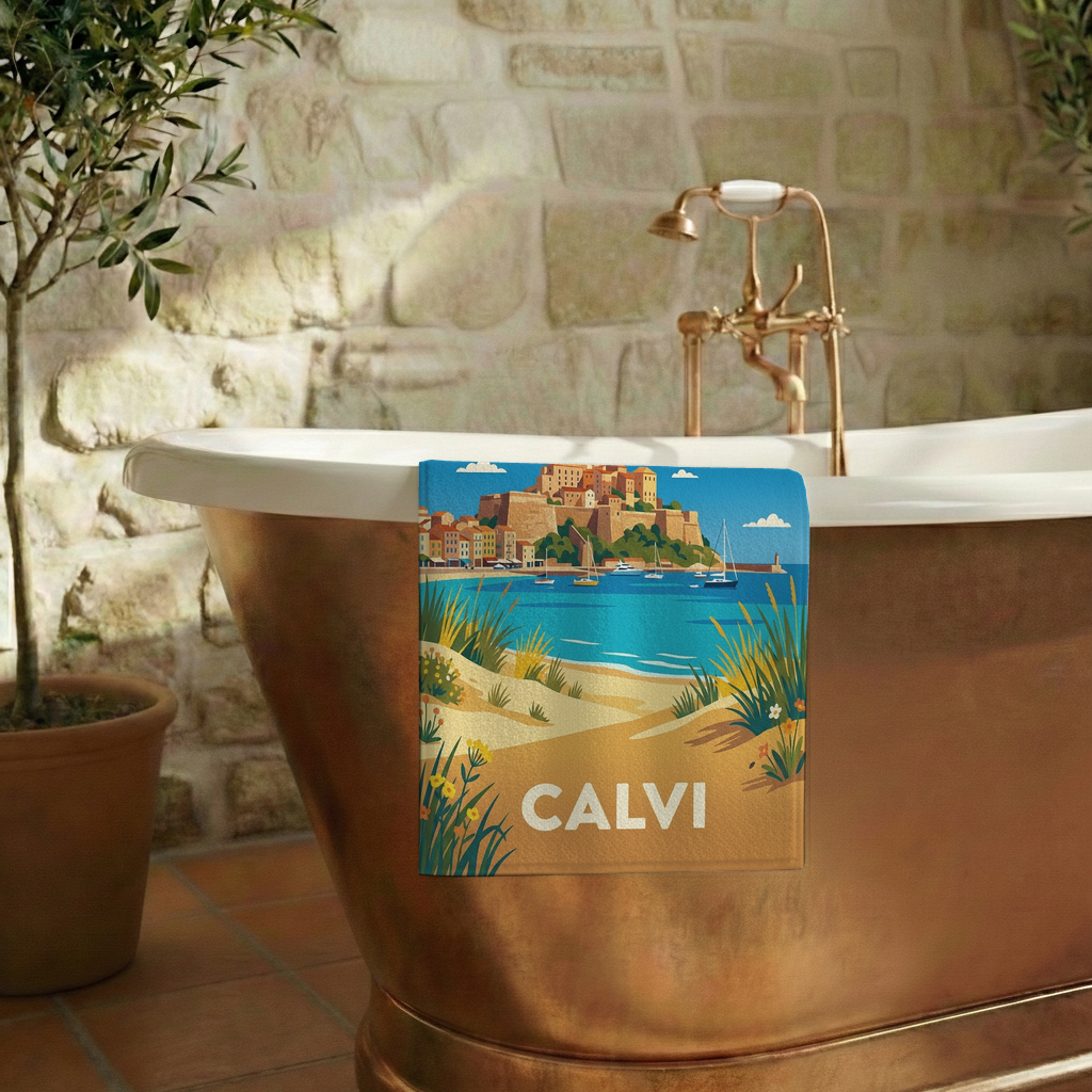 Serviette de bain souvenir de la ville de Calvi avec une illustration stylisée.