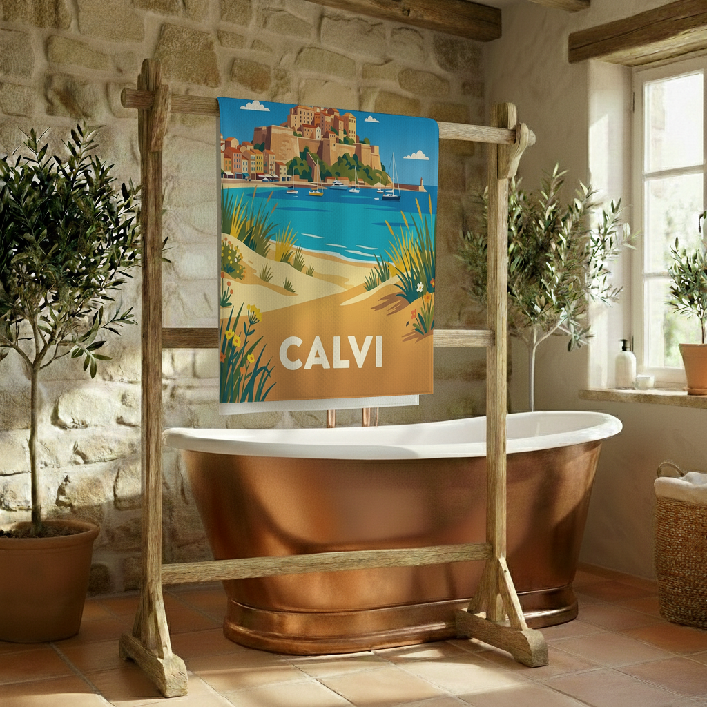 Serviette de bain souvenir de la ville de Calvi arborant une illustration stylisée de son paysage littoral et de sa citadelle.