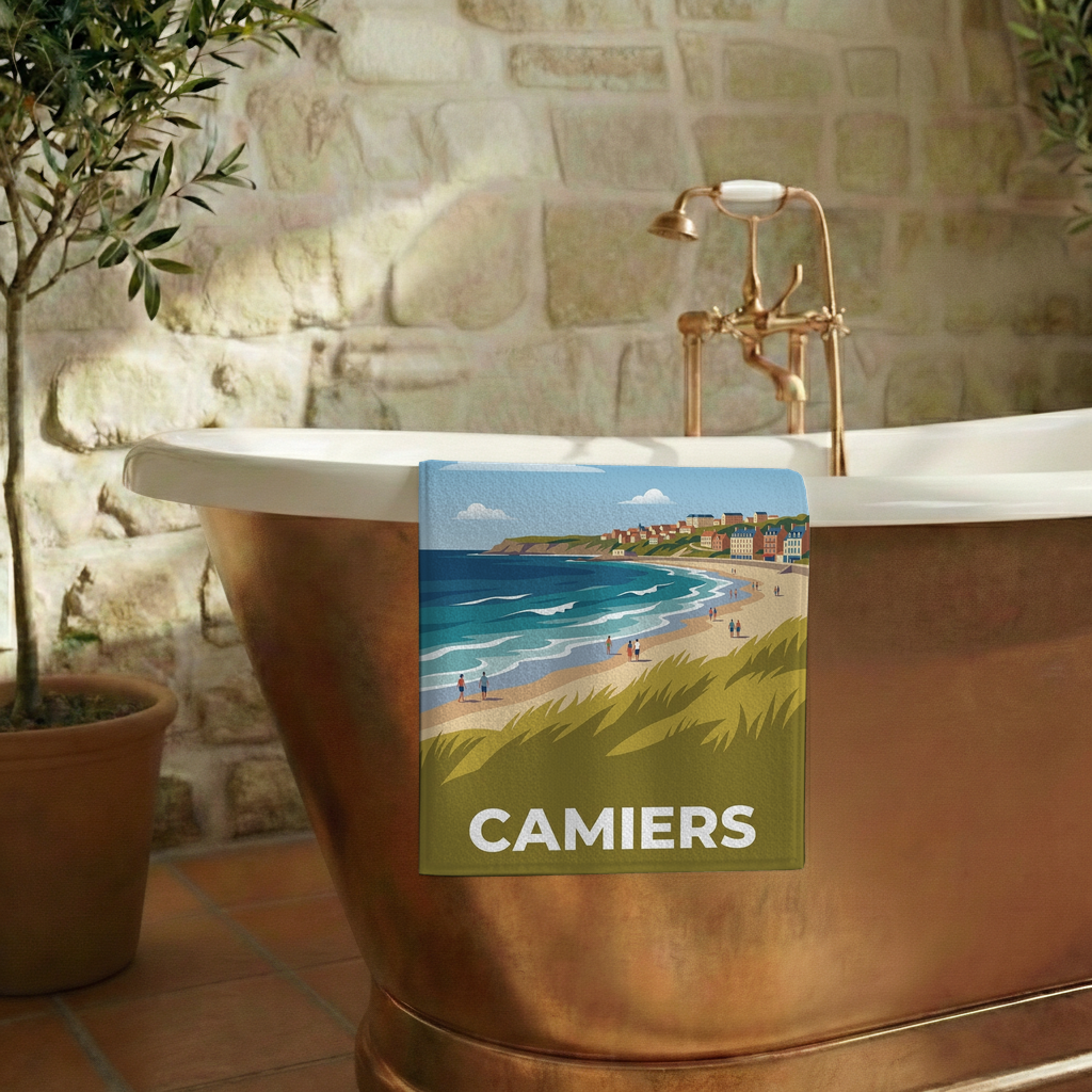 Serviette de bain souvenir de la ville de Camiers avec une illustration stylisée de sa plage.