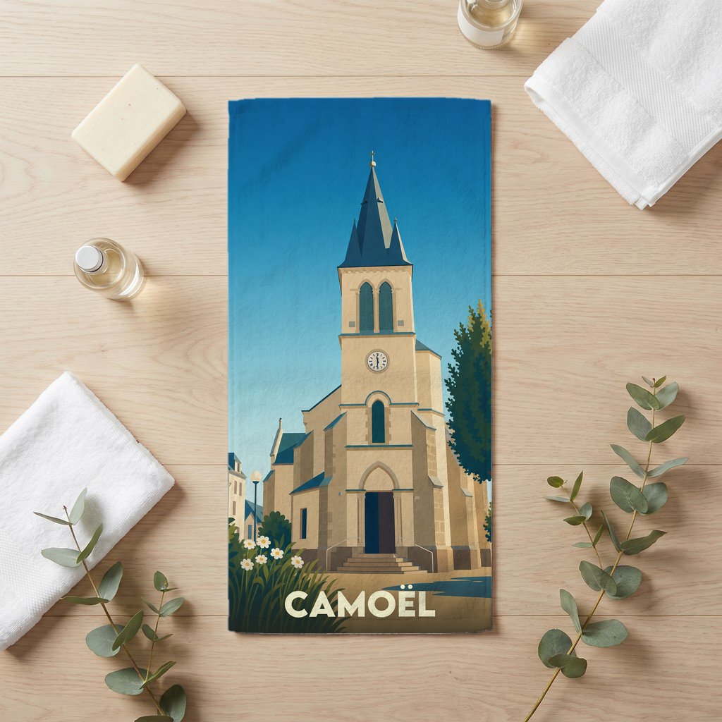 Serviette de bain souvenir de la ville de Camoël avec une illustration stylisée de son église.