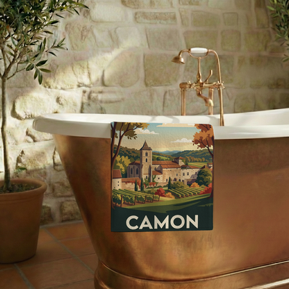 Serviette de bain souvenir de la ville de Camon avec une illustration stylisée.