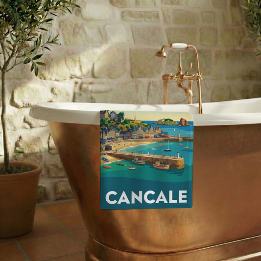Serviette de bain souvenir de la ville de Cancale avec une illustration stylisée.