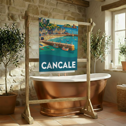 Serviette de bain souvenir de la ville de Cancale avec une illustration stylisée de son port.