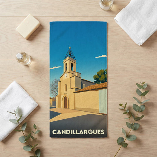 Serviette de bain souvenir de la ville de Candillargues avec une illustration stylisée de son église.