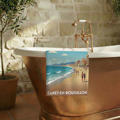 Serviette de bain souvenir de la ville de Canet-en-Roussillon avec une illustration de plage stylisée.
