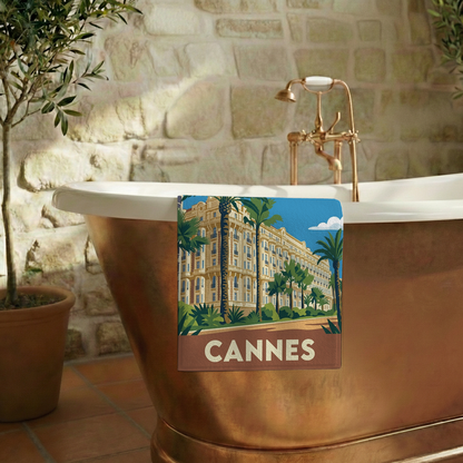 Serviette de bain souvenir de la ville de Cannes avec une illustration stylisée.