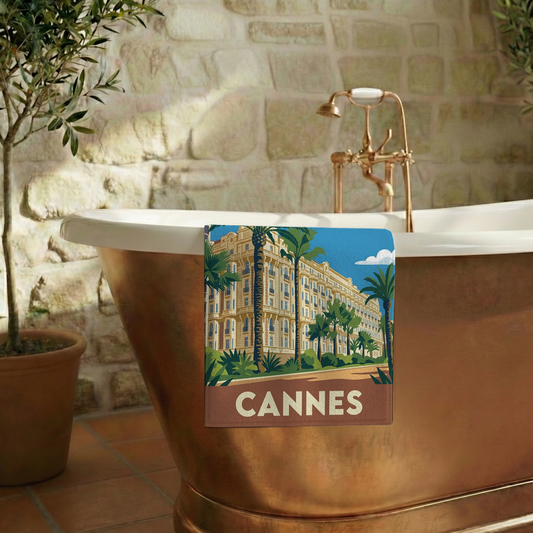 Serviette de bain souvenir de la ville de Cannes avec une illustration stylisée.