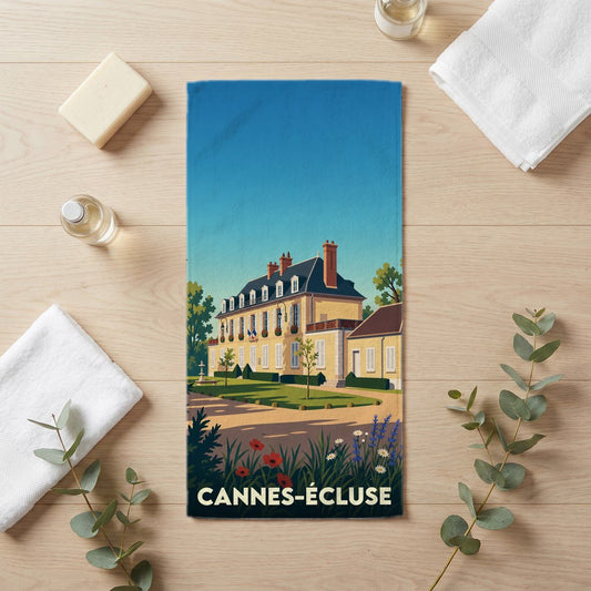 Serviette de bain souvenir de la ville de Cannes-Écluse avec une illustration stylisée.