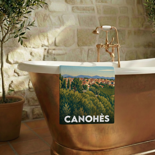 Serviette de bain souvenir de la ville de Canohès avec une illustration stylisée de son paysage.