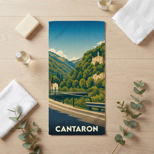 Serviette de bain souvenir de la ville de Cantaron illustrée par un paysage de montagne stylisé.