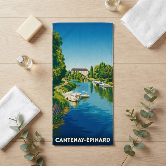 Serviette de bain souvenir de la ville de Cantenay-Épinard avec une illustration stylisée d'un bord de rivière.