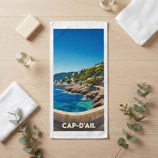 Serviette de bain souvenir de la ville de Cap-d'Ail avec une illustration stylisée de son littoral escarpé.