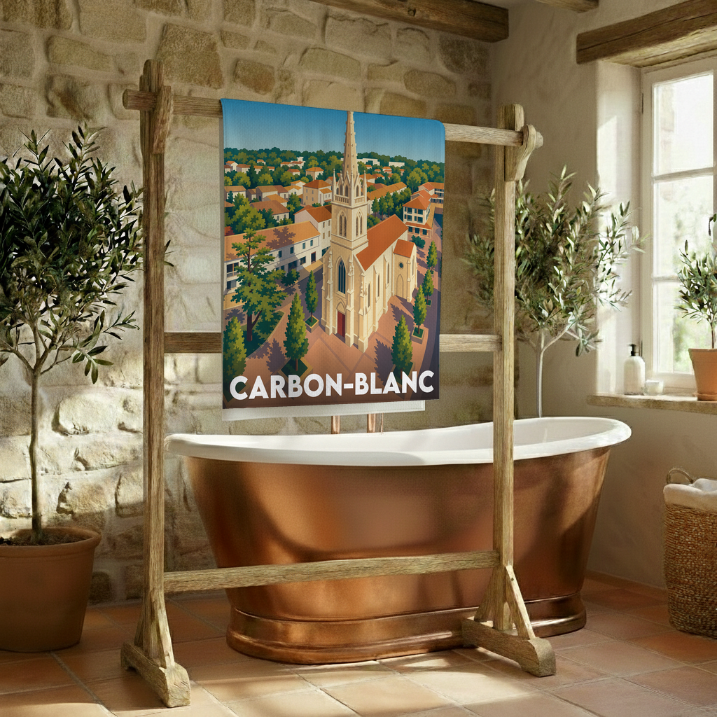 Serviette de bain souvenir de la ville de Carbon-Blanc avec une illustration stylisée de son église et de son paysage urbain.