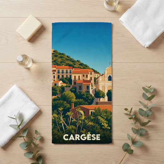 Serviette de bain souvenir de la ville de Cargèse avec une illustration stylisée.