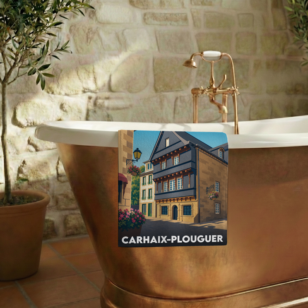 Serviette de bain souvenir de la ville de Carhaix-Plouguer avec une illustration stylisée d'une maison à colombages.