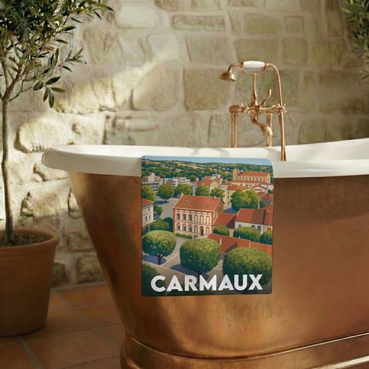 Serviette de bain souvenir de la ville de Carmaux avec une illustration stylisée.