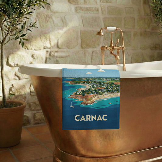 Serviette de bain souvenir de la ville de Carnac avec une illustration stylisée.