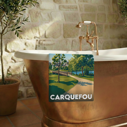 Serviette de bain souvenir de la ville de Carquefou avec une illustration stylisée.