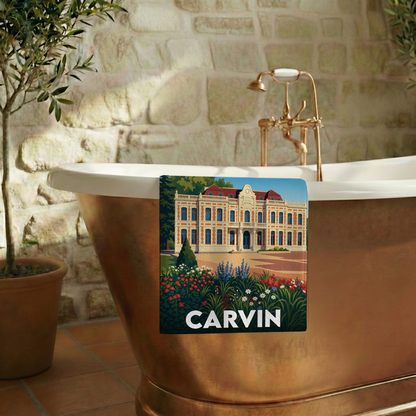 Serviette de bain souvenir de la ville de Carvin avec une illustration stylisée de l'hôtel de ville.