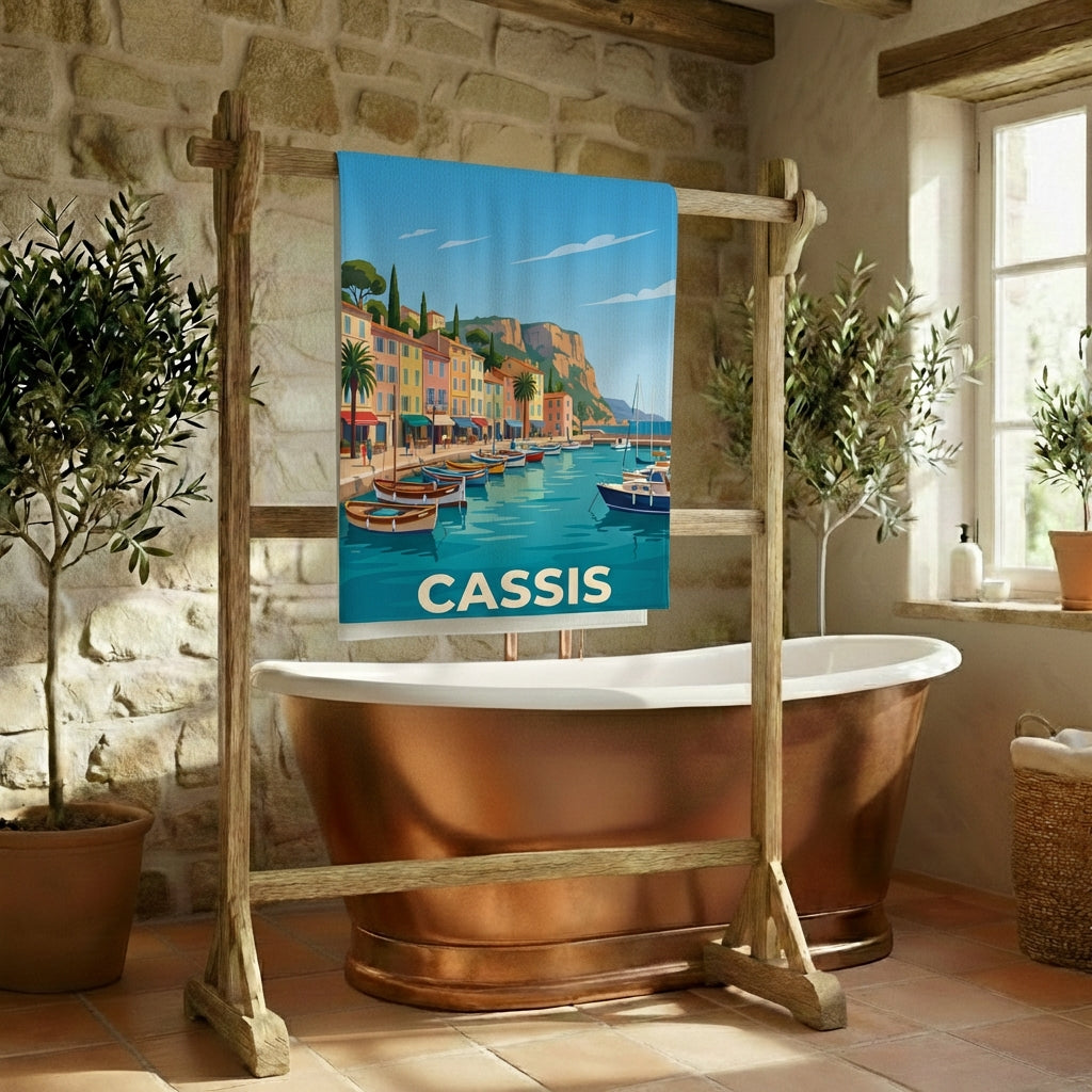 Serviette de bain souvenir de la ville de Cassis avec une illustration stylisée de son port.