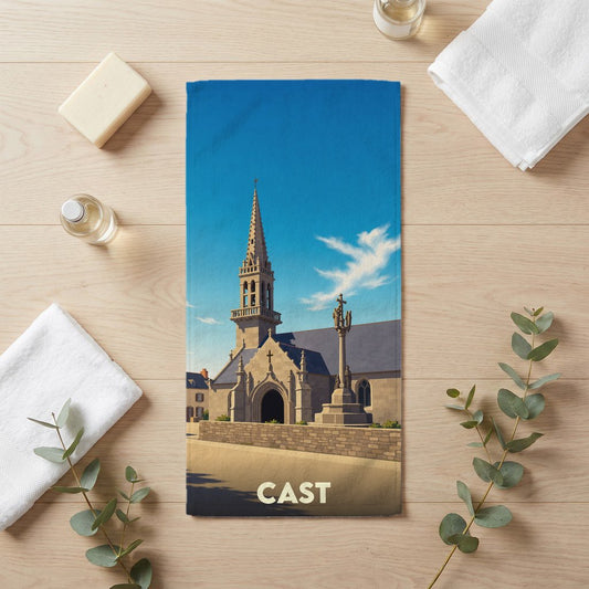 Serviette de bain souvenir de la ville de Cast avec une illustration stylisée d'une église bretonne.