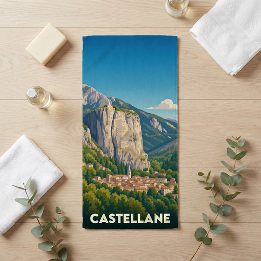 Serviette de bain souvenir de la ville de Castellane avec une illustration stylisée d'un village de montagne.