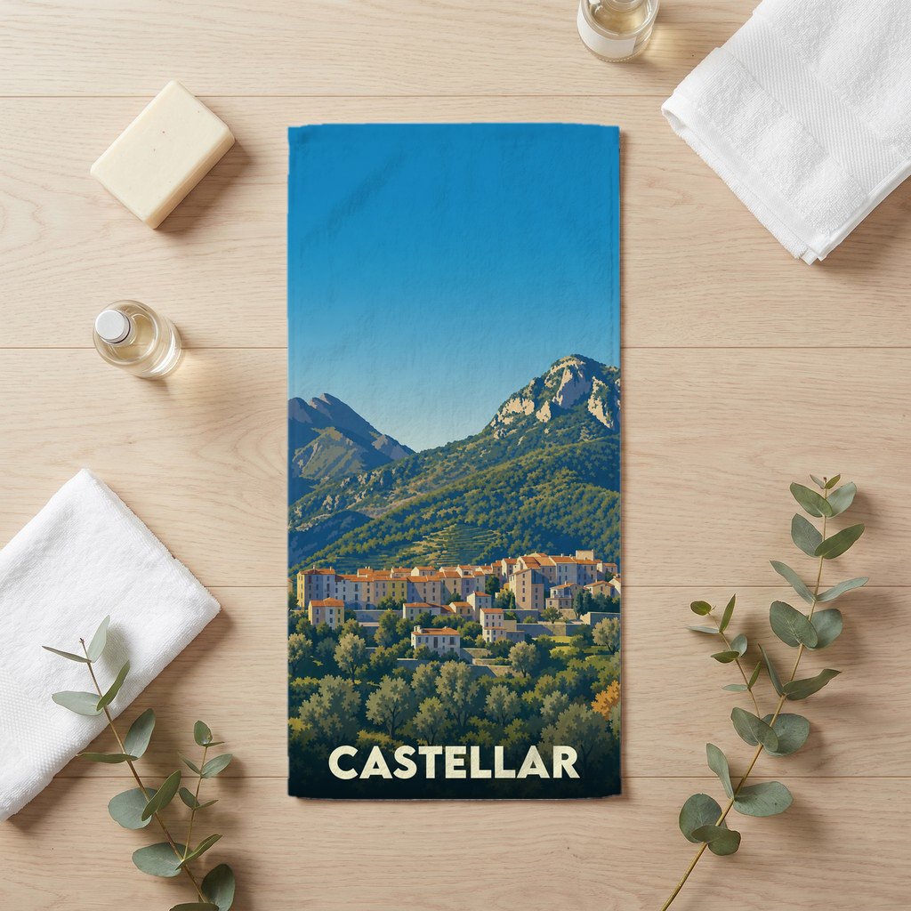Serviette de bain souvenir de la ville de Castellar avec une illustration de ses montagnes et de son village perché.