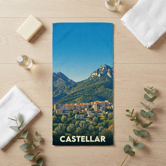 Serviette de bain souvenir de la ville de Castellar avec une illustration de ses montagnes et de son village perché.