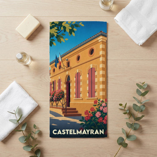 Serviette de bain souvenir de la ville de Castelmayran avec une illustration stylisée de sa mairie.